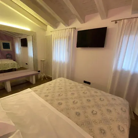 Le Fate Corbezzole לינה וארוחת בוקר 4*